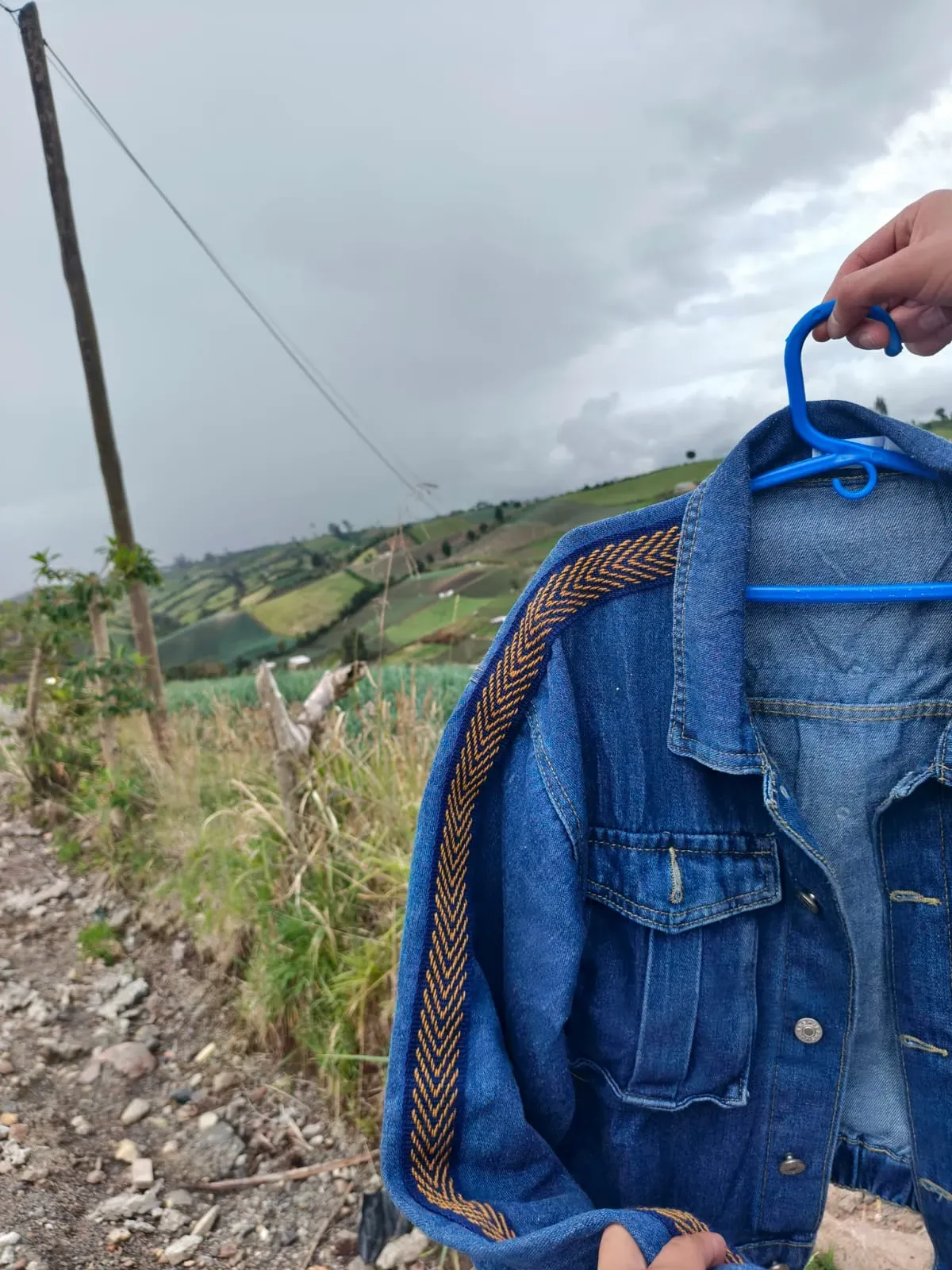 Detalle del chumbe aplicado sobre la manga de la chaqueta