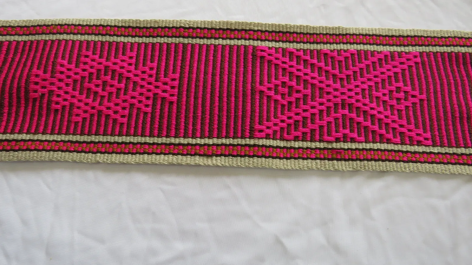 Chumbe fucsia con figuras en aspa