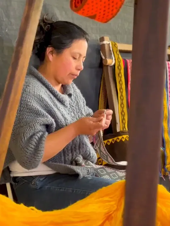 Tejedora de la asociación trabajando en el telar