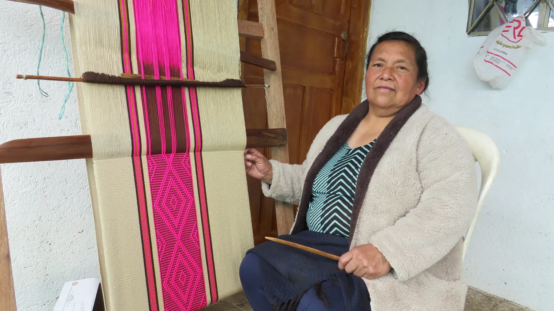 Tejedoras de la asociación trabajando en la guanga