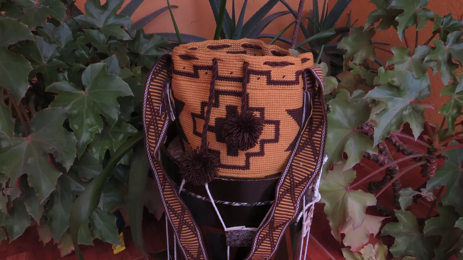 Mochila café con grecas en hilo crudo