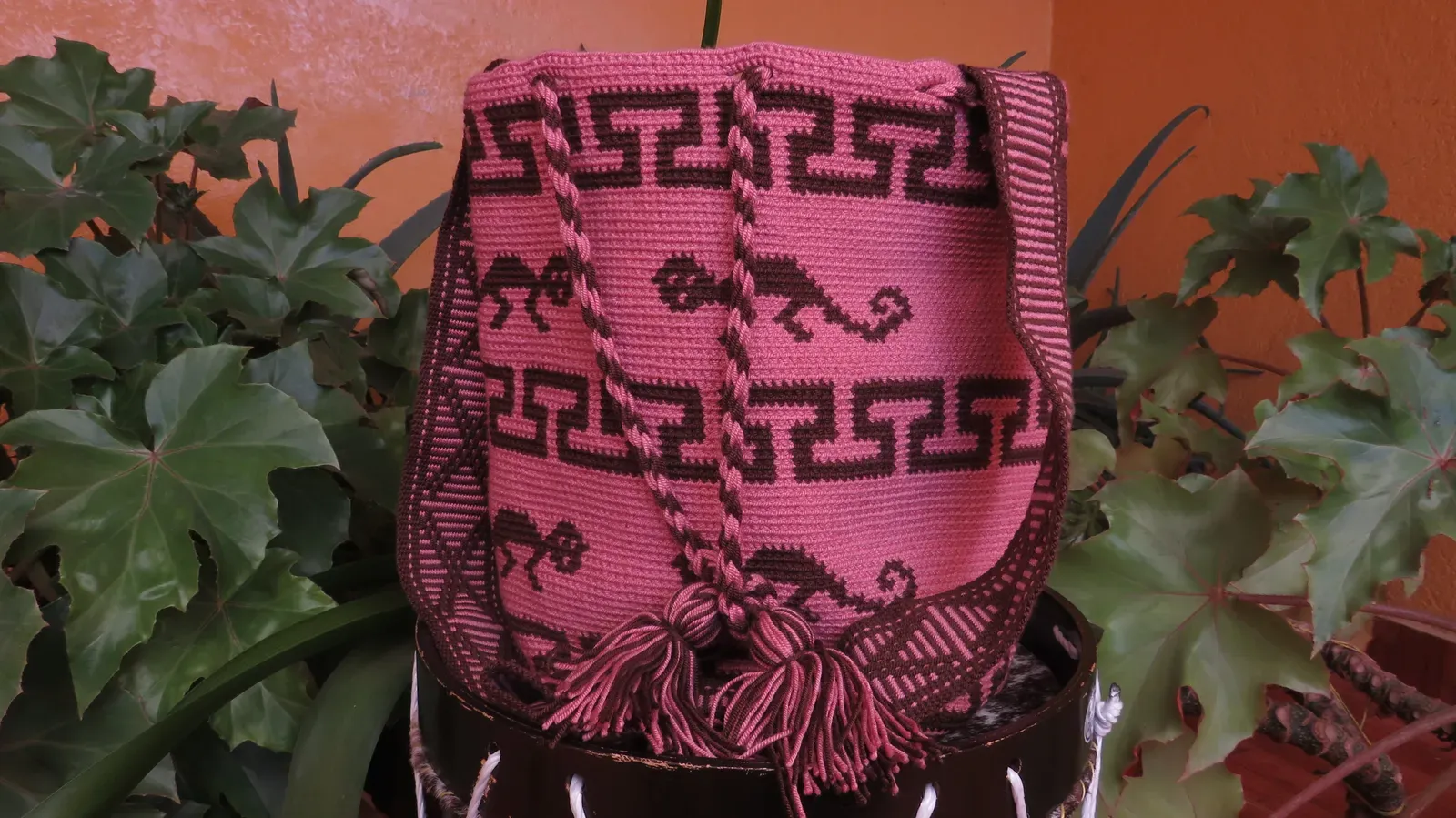Mochila rosada con grecas y figuras de animales