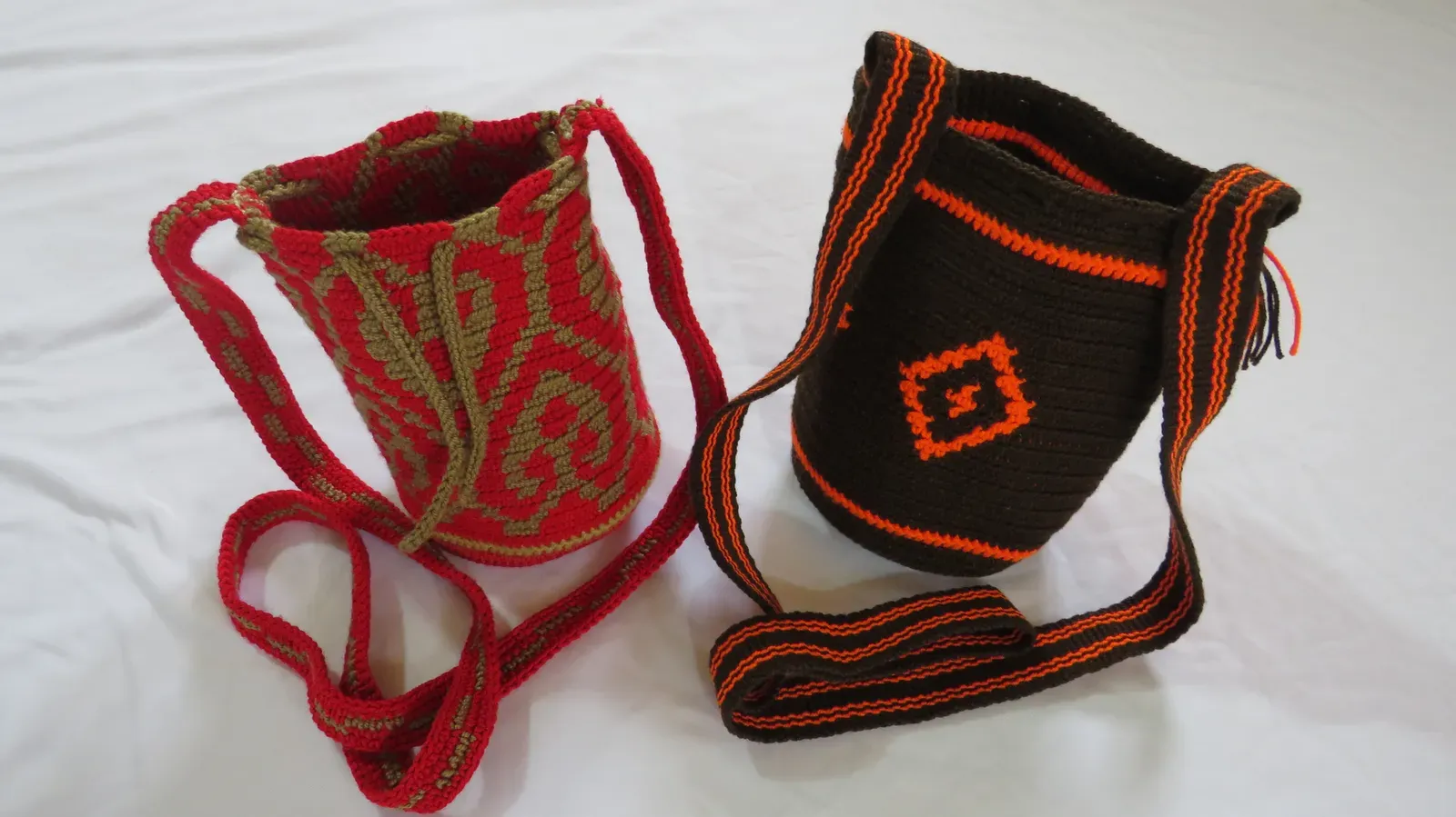 Dos mochilas tejidas a mano, una junto a la otra