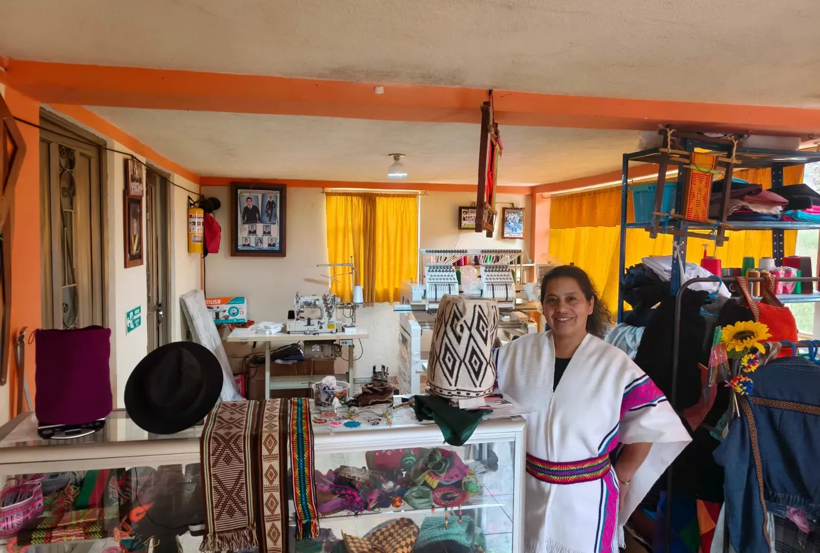 Taller de la asociación con los telares, las máquinas y los tejidos